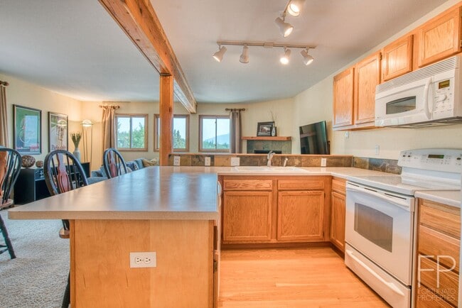 Building Photo - Top Floor and Updated Home with Great View...