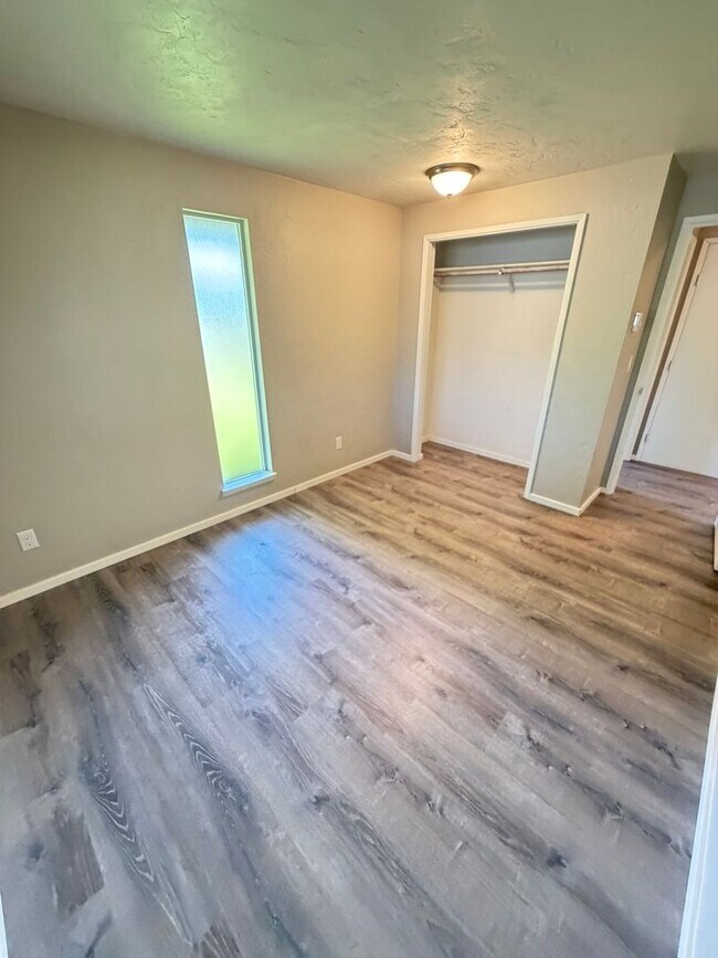 Building Photo - Pet Friendly 2 Bedroom in Lebanon!