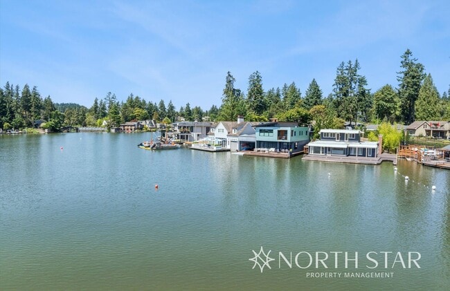 Building Photo - Newly renovated stunning lakefront home.