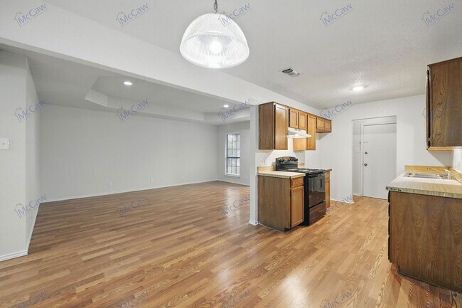 Building Photo - 6708 S Creek Dr
