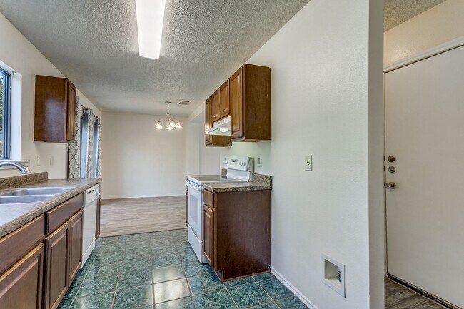 Building Photo - 3-BEDROOM HOME IN CANDLEWOOD PARK