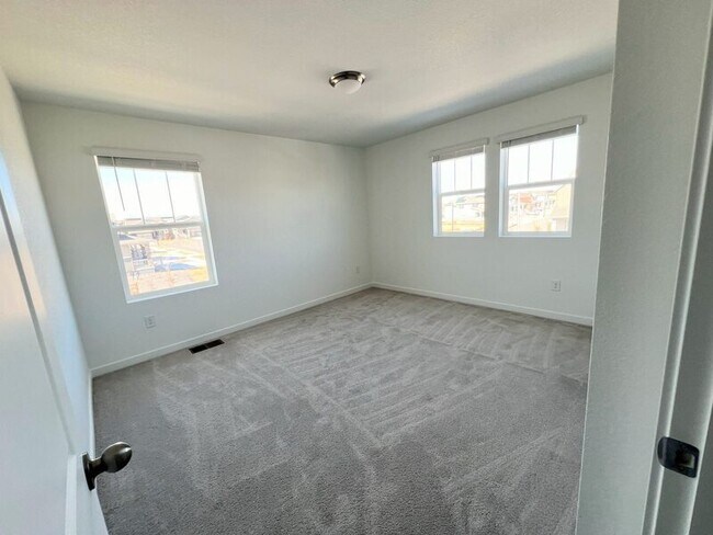 Building Photo - 690 Rob Roy Ct