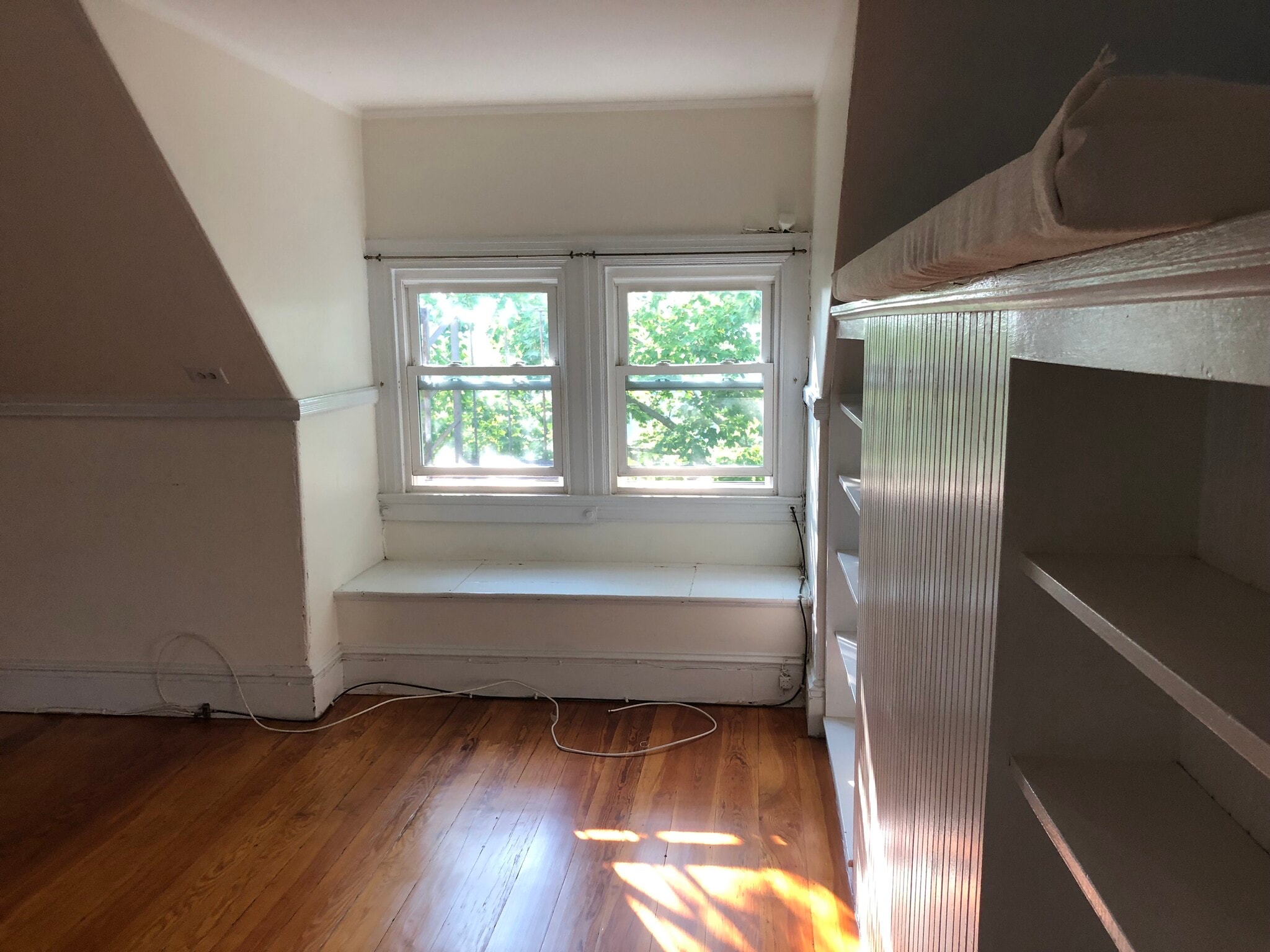 Building Photo - 98 Thorndike St