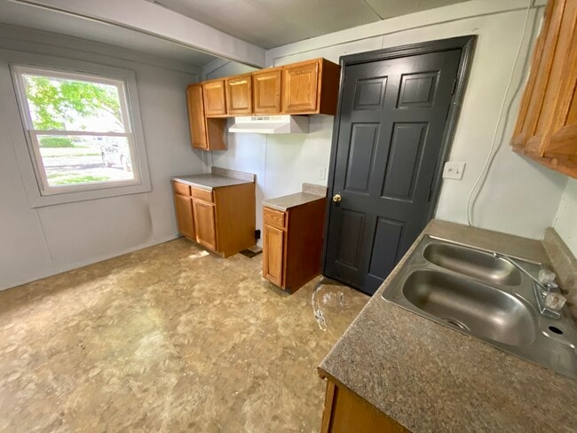 Building Photo - 619 Plum St