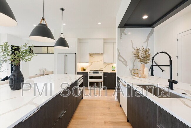 Building Photo - 194 E Lake Terrace SE