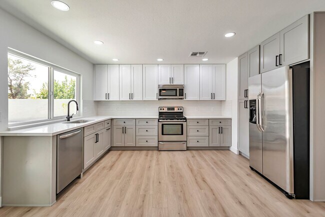 Building Photo - 3 Bedroom 2 Bath with Pool!