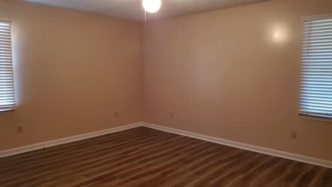 Building Photo - 1711 Delhi Dr