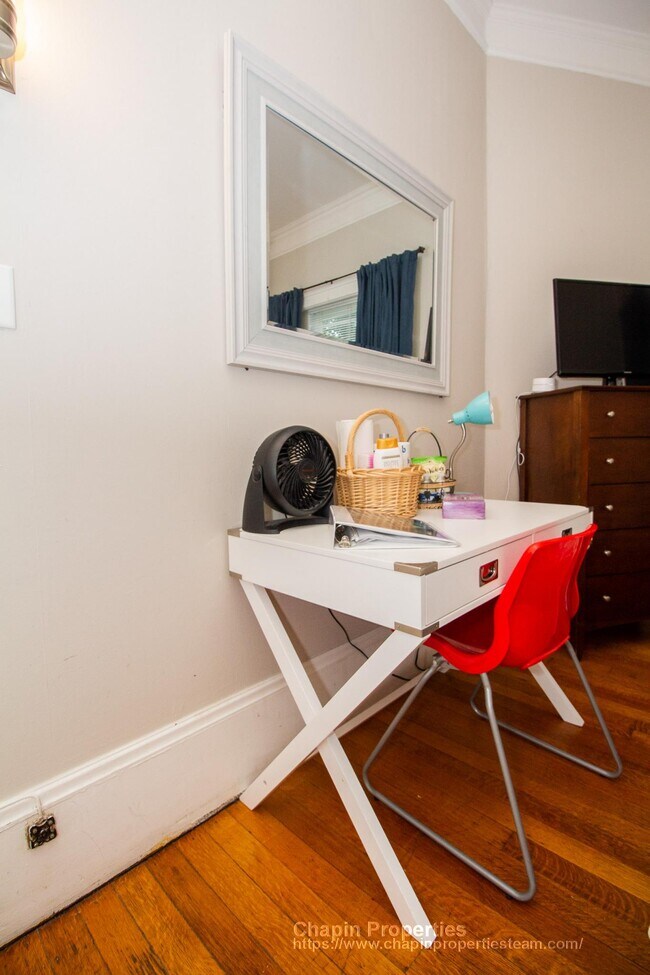 Building Photo - 1025 Beacon St