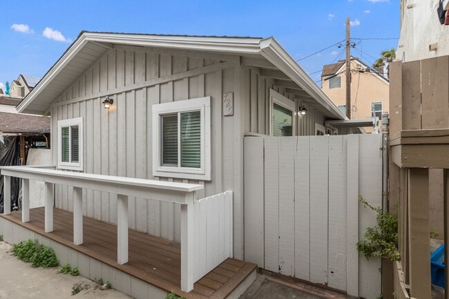 Building Photo - Beachside 3BR Home | Remodeled | AC | Garage Parking | Walk to Boardwalk