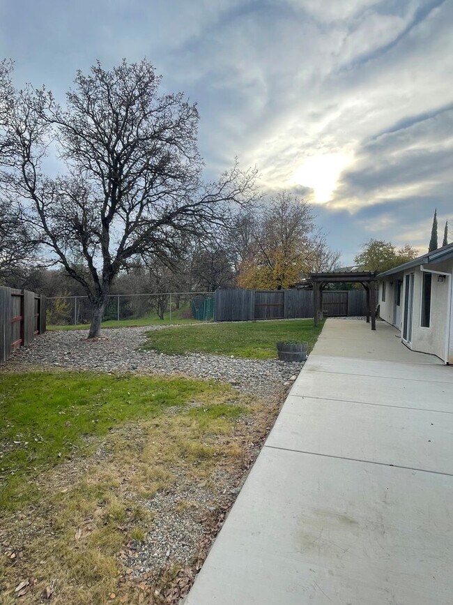 Building Photo - 3 BED 2 BATH HOUSE WITH FENCED BACKYARD IN THE COUNTRY HEIGHTS SUBDIVISION