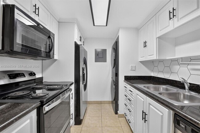 Building Photo - 220 Lakeview Dr