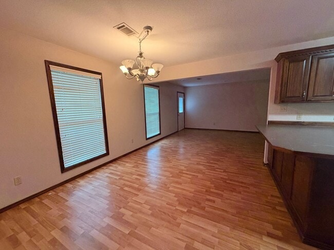 Building Photo - Discover this spacious 3-bedroom, 2-bathroom home in Russellville, AR.