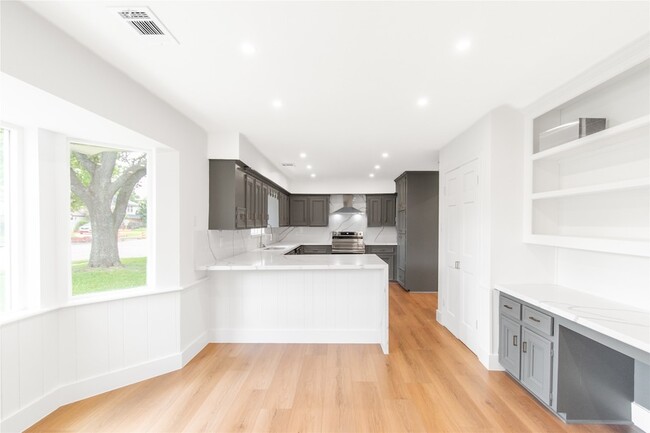 Building Photo - 15202 La Paloma Dr