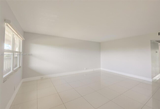 Building Photo - 1902 Bermuda Cir