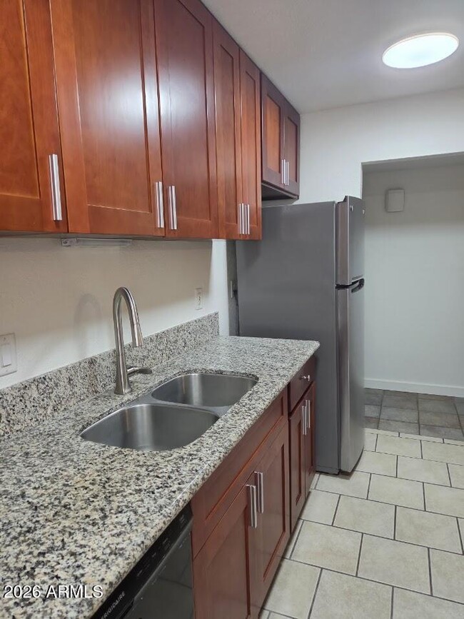 Building Photo - 35 E Fairmont Dr
