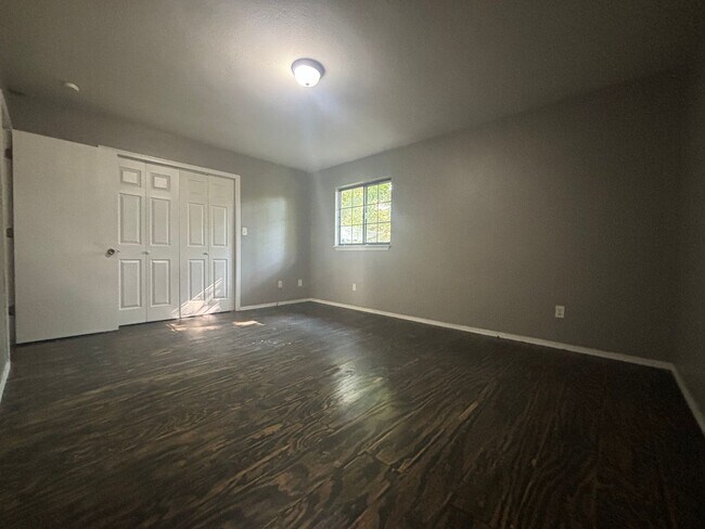 Building Photo - Beautiful 2 bedroom 1 bath 1 car garage