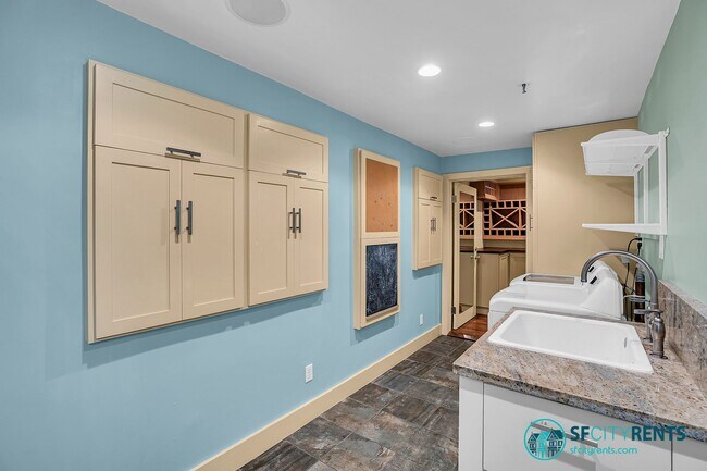 Building Photo - Pacific Heights: Remodeled Bi-Level Condo w/ Private Yard & Garage near Alta Vista Park