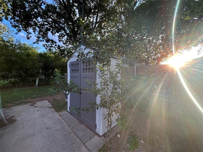 Building Photo - 5700 Glen Meadow Dr
