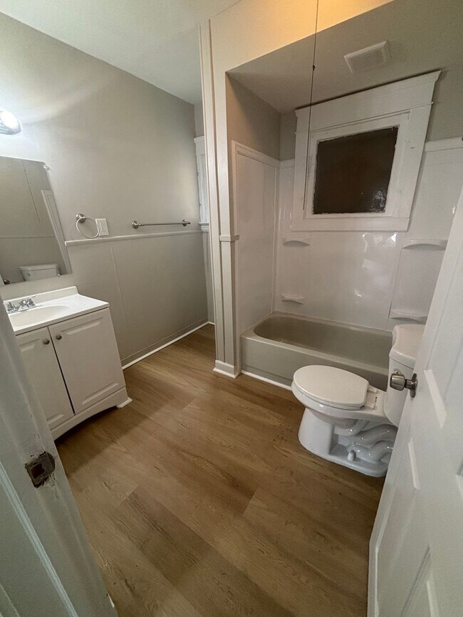 Building Photo - Single Cleveland East Side Section 8/Cash Pay