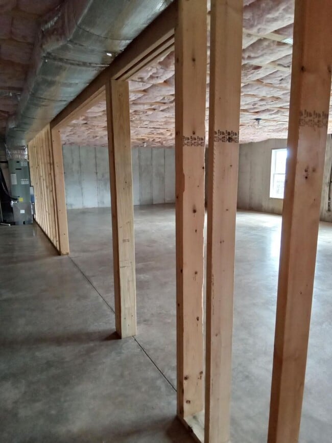 Building Photo - Patio Townhome Located 1 Block from Bedfor...