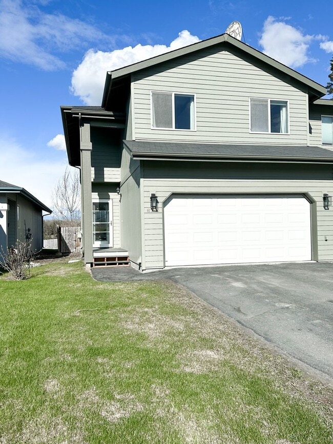 Building Photo - Beautiful Duplex, High End Finishes with L...