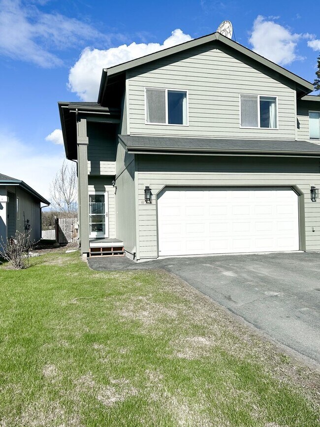 Building Photo - Beautiful Duplex, High End Finishes with LAKE FRONT VIEWS!