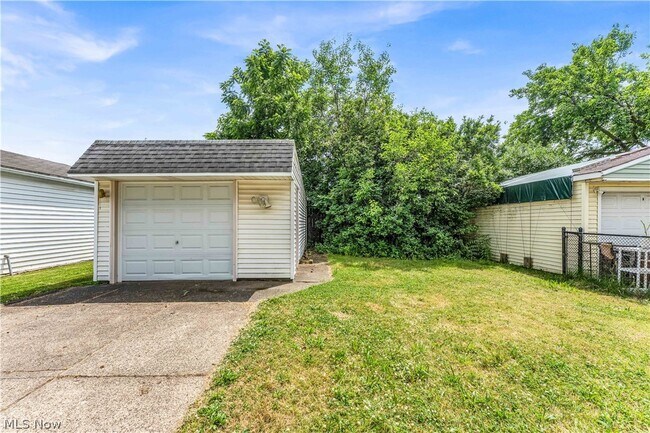 Building Photo - 6800 Kazimier Ave