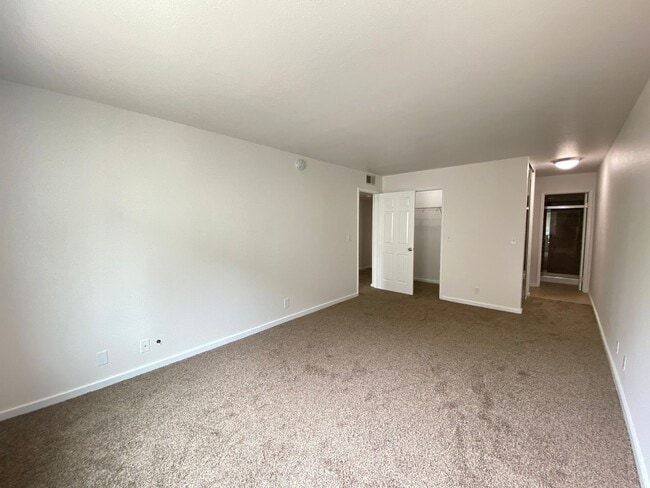 Building Photo - Beautiful Two Bedroom Two Bathroom Condo W/ Balcony & In Unit Laundry!