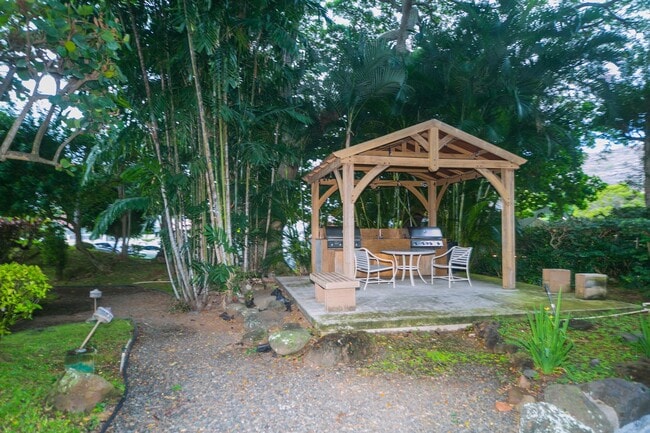 Building Photo - Naniwa Gardens - 1 bdrm/1 bath/1 covered p...