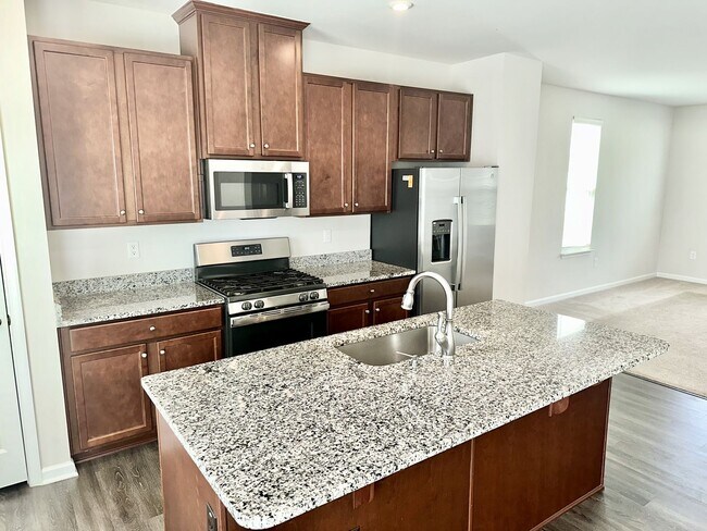 Building Photo - Amazing 3BD, 2.5BA End-Unit Townhome with 4th Bonus Room in the Heart of Durham