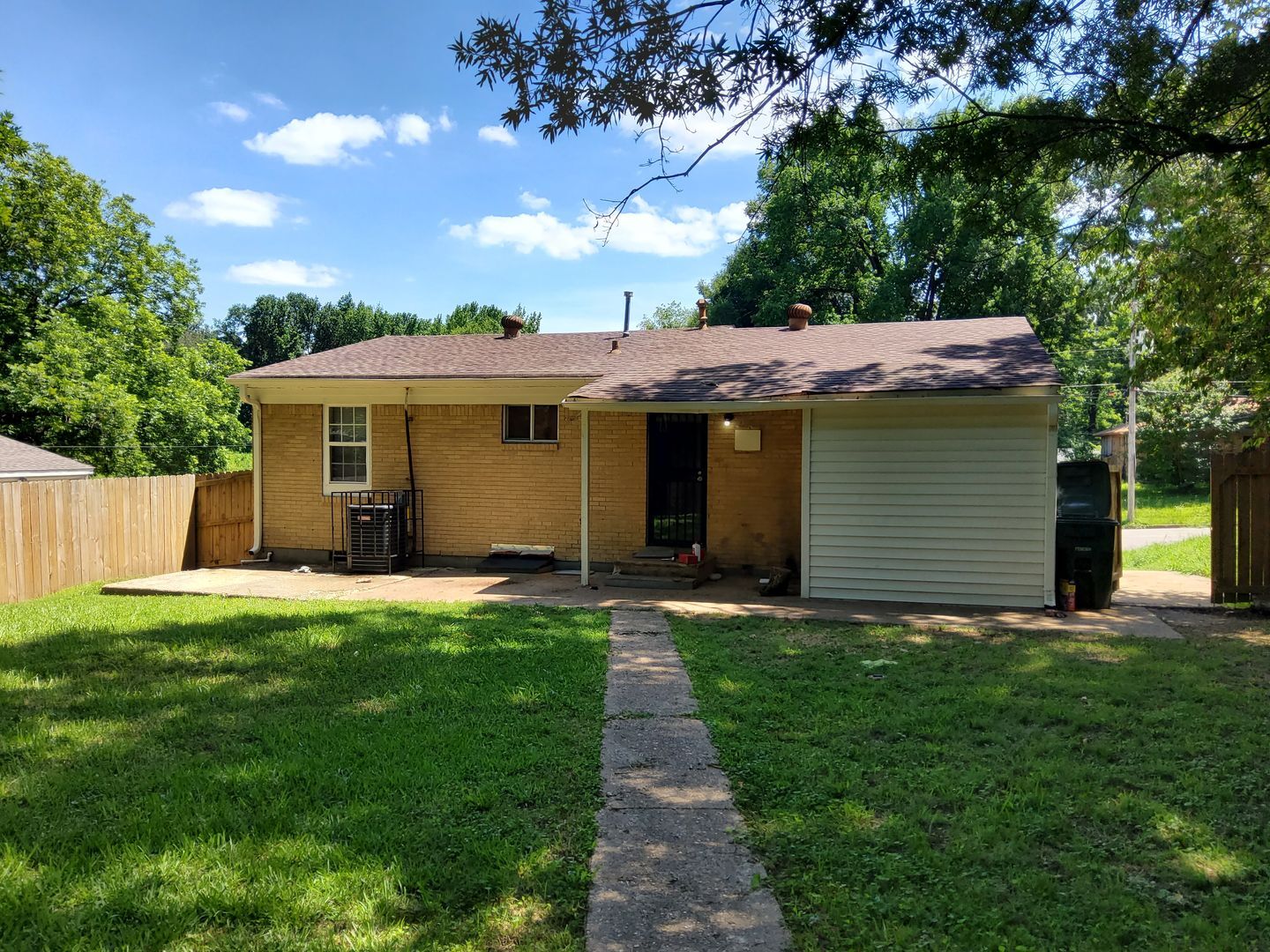 Building Photo - 2076 Willow Wood Ave