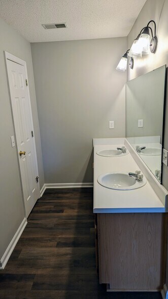 Building Photo - 205 Rice Hill Ct