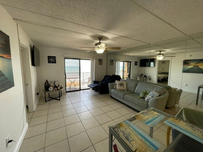 Building Photo - Ocean Front Condo in Ormond Beach