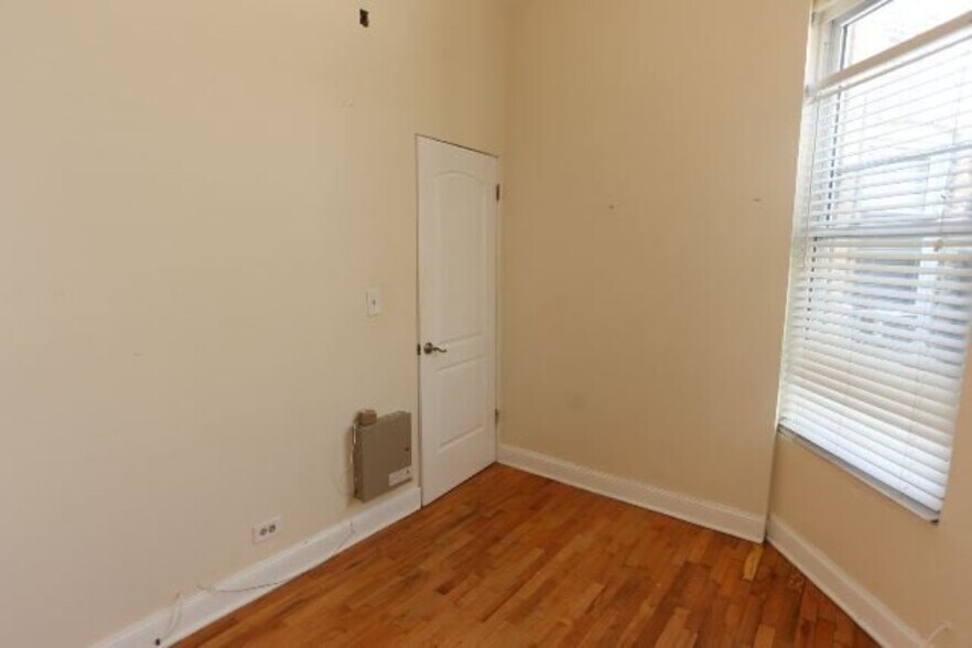 Building Photo - 1411 W Erie St