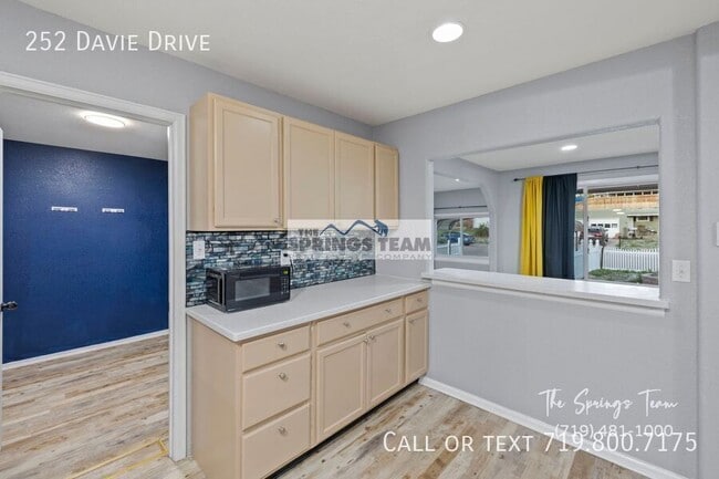 Building Photo - 252 Davie Dr