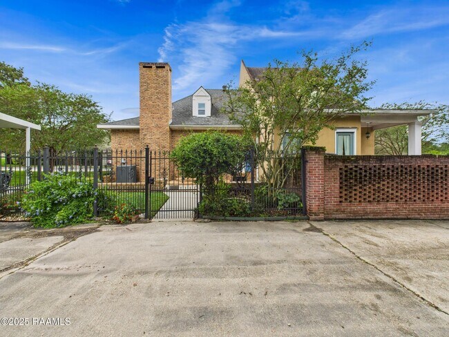 Building Photo - 523 Esplanade Dr