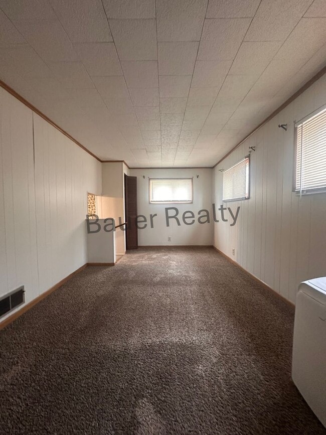 Building Photo - 3 -4 Bedroom Home Near Brookside Park