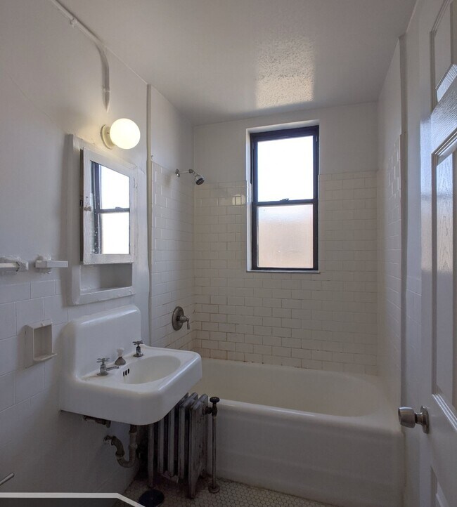 Building Photo - 3335 W Diversey Ave