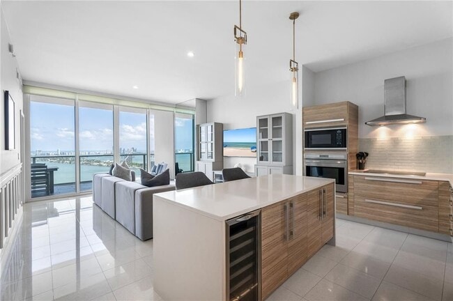 Building Photo - 2020 N Bayshore Dr