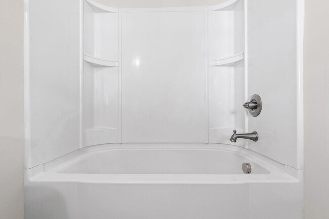 Building Photo - Beautifully Maintained 4BR/3.5BA End-Unit Townhome in Twin Lakes