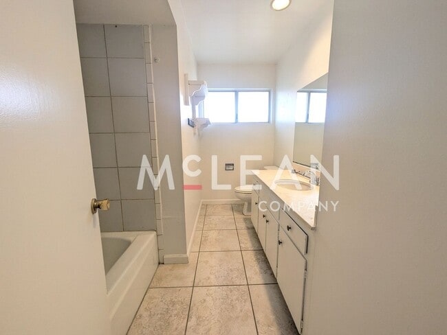 Building Photo - Pet Friendly Three Bedroom Home in Beautif...