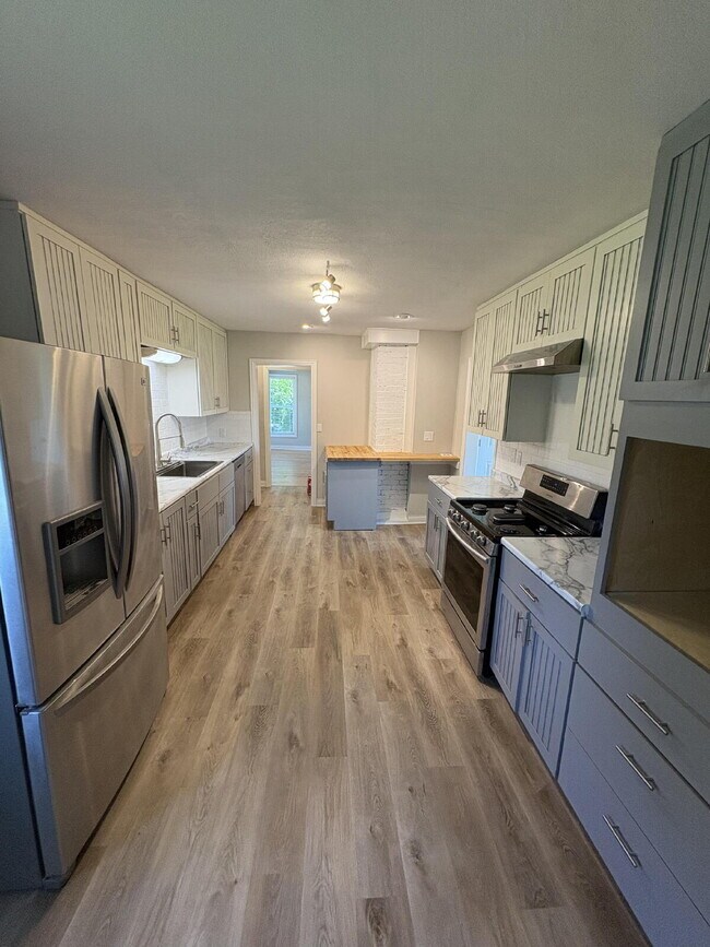 Building Photo - 3 bed, 2 bath House for Rent!
