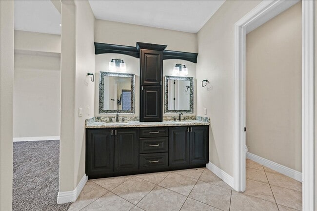 Building Photo - Custom Luxury Home with Strip and Mountain Views!