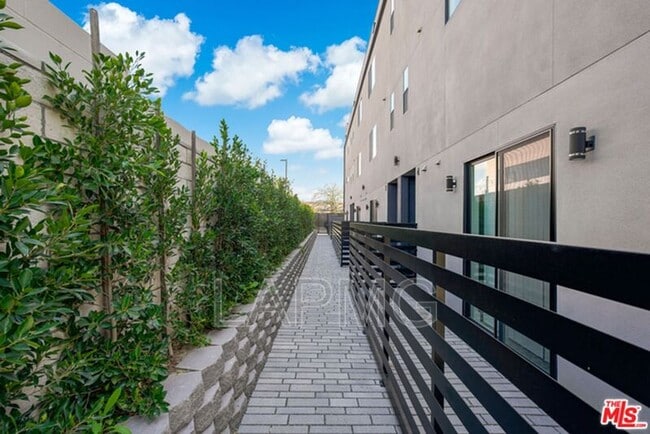 Building Photo - 4637 Laurel Canyon Blvd