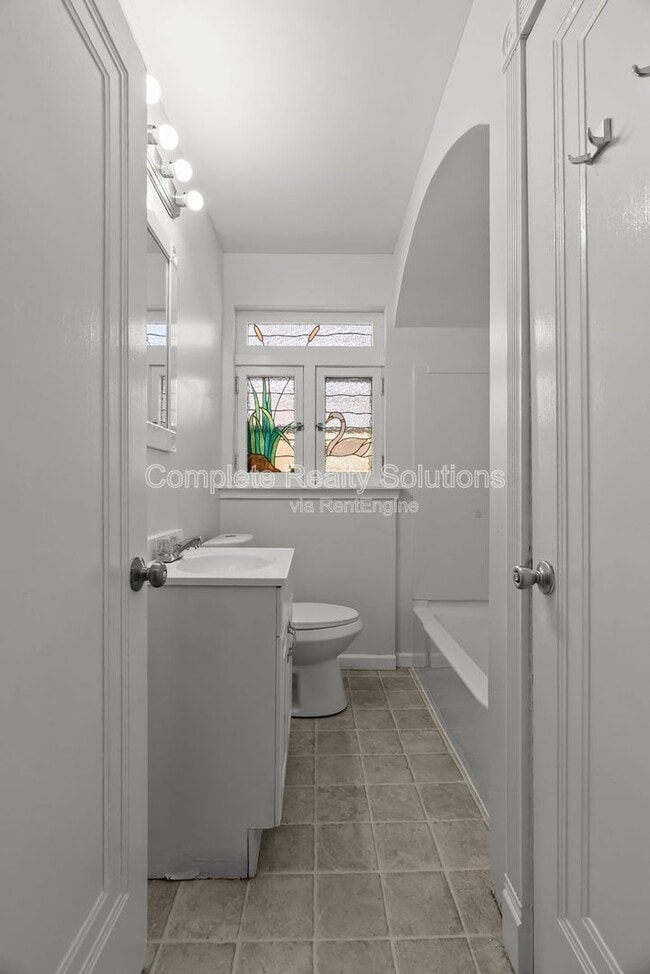 Building Photo - 8026 Wynwood Dr