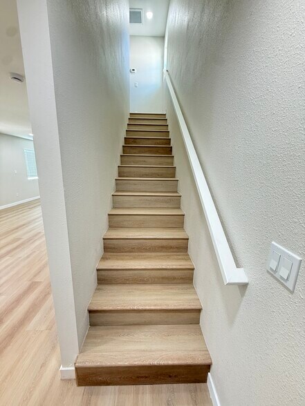 Building Photo - 1007 W 225th St