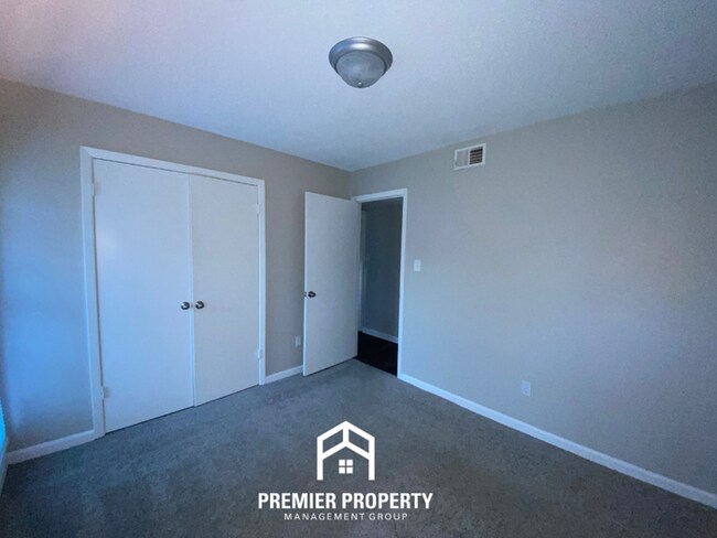 Building Photo - 3 Bedroom Home for Rent in Memphis, TN | Brick Fireplace & Fenced Backyard