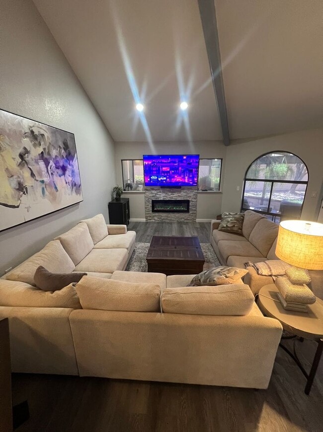 Building Photo - A Fabulous 2 Bedroom Single story Townhome Close to UNLV and Airport