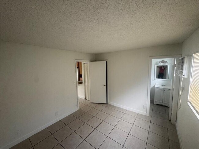 Building Photo - 5174 NE 6th Ave