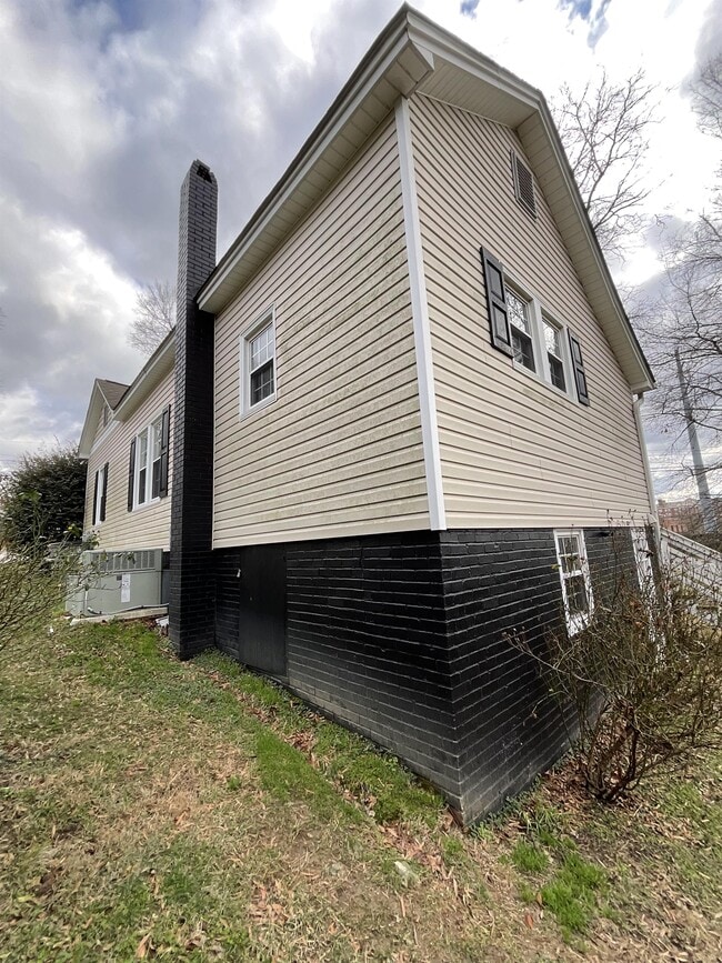 Building Photo - 603 Poplar Ave